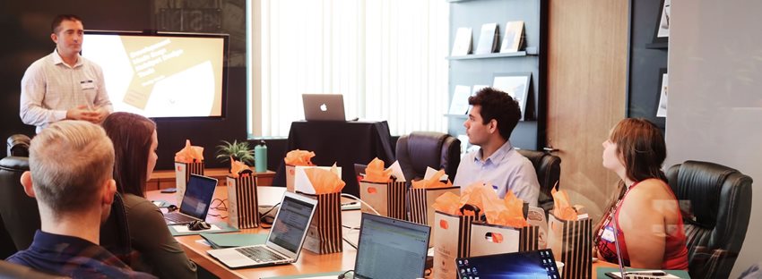 Salón de clase con alumnos