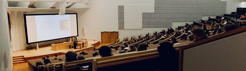 Imagen salón de clase con alumnos