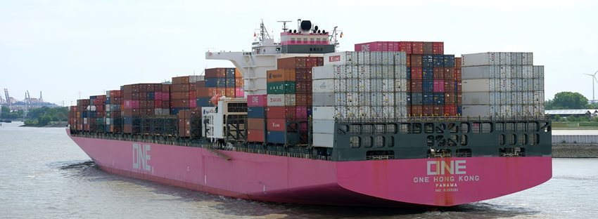 Imagen de un buque carguero con contenedores