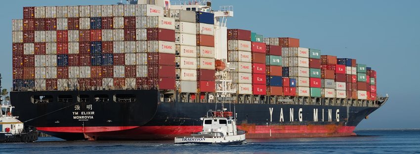 Imagen de un buque carguero con contenedores