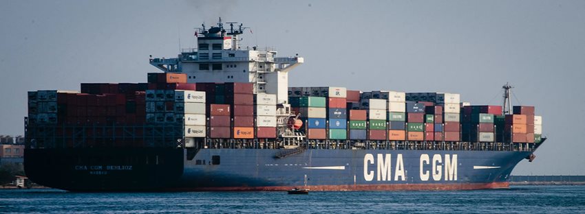 Imagen de un buque carguero con contenedores