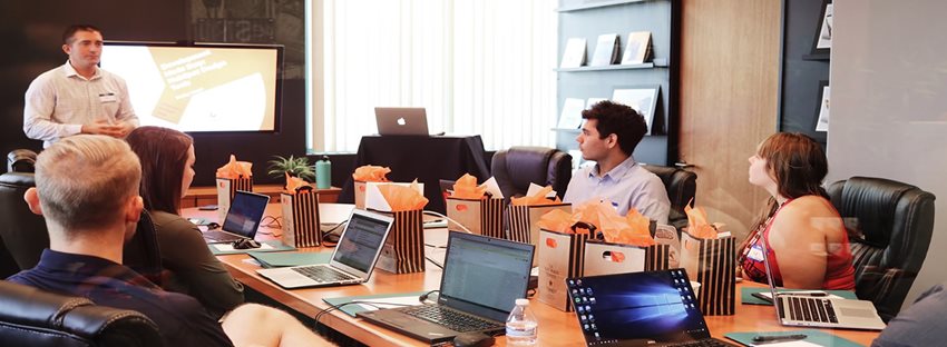 Salón de clases con alumnos capacitandose