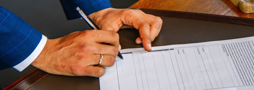 Hombre firmando un documento